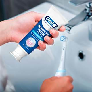 Oral-B Sensitivity and Gum All Day Protection Toothpaste