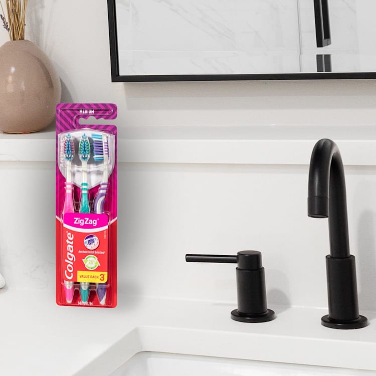 Colgate Zigzag Deep Interdental Clean Toothbrush Medium